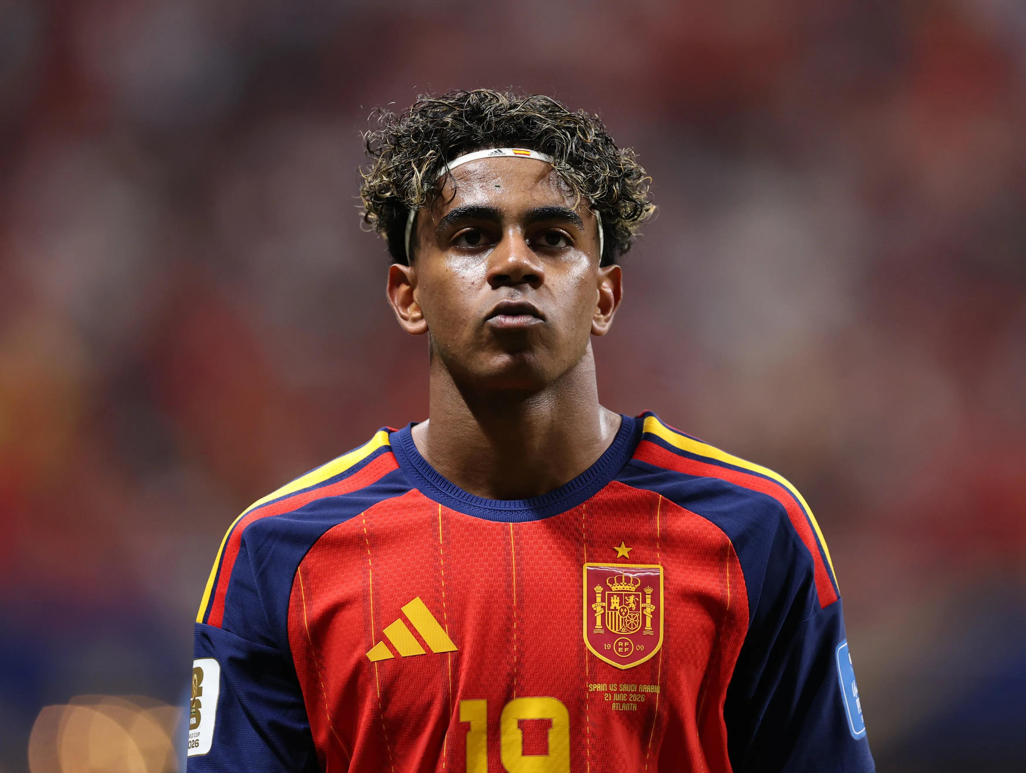De la Fuente's Puzzle: Yamal on the Right or Behind the Striker?